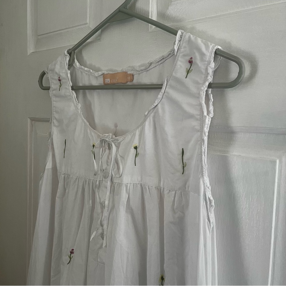 La Cera White Sleeveless Dress with Embroidered Flowers - Picture 3 of 6